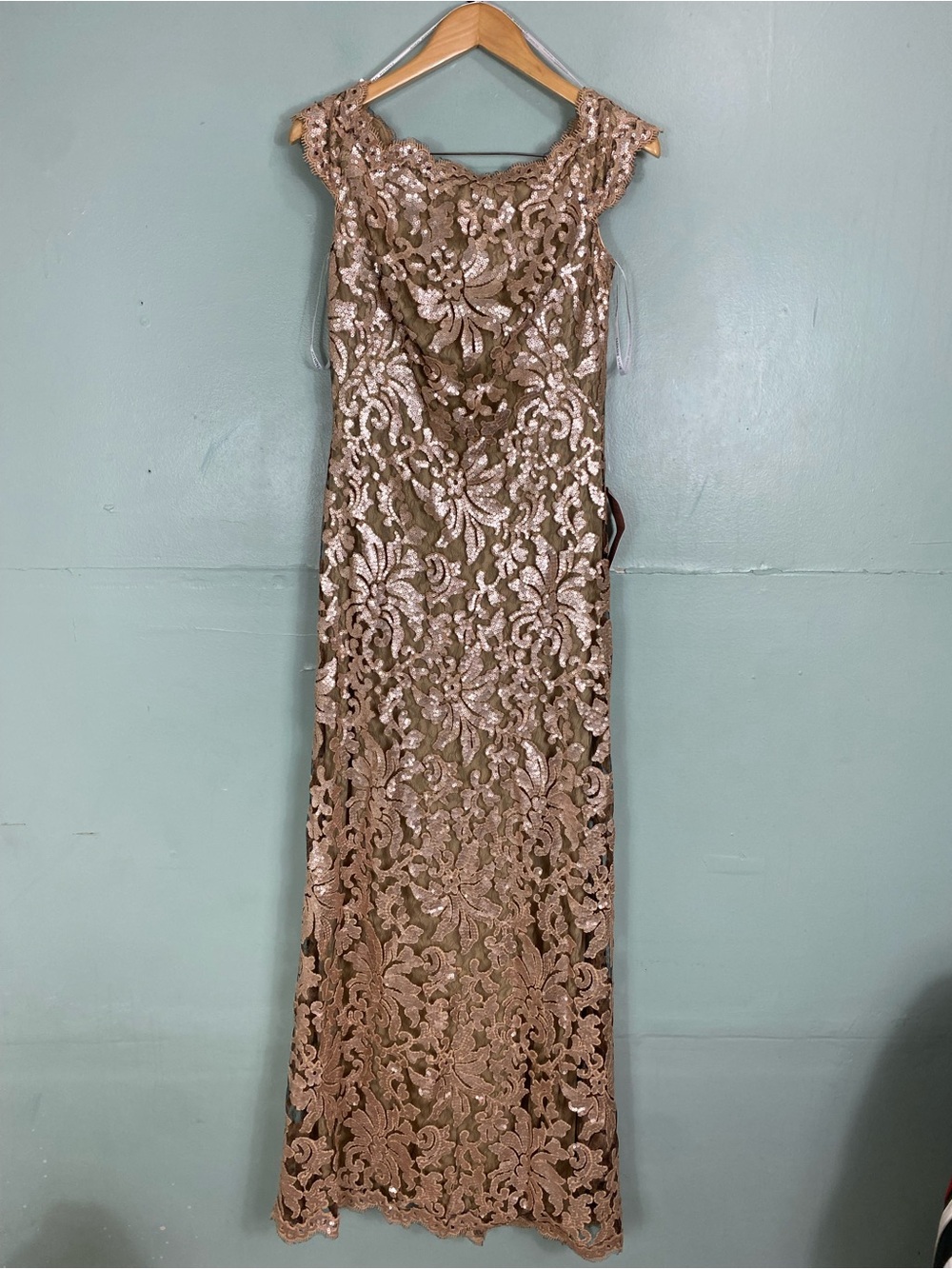 Tadashi Shoji Odette Off-Shoulder Sequin Mesh Column Gown Size 6 - Picture 2 of 7